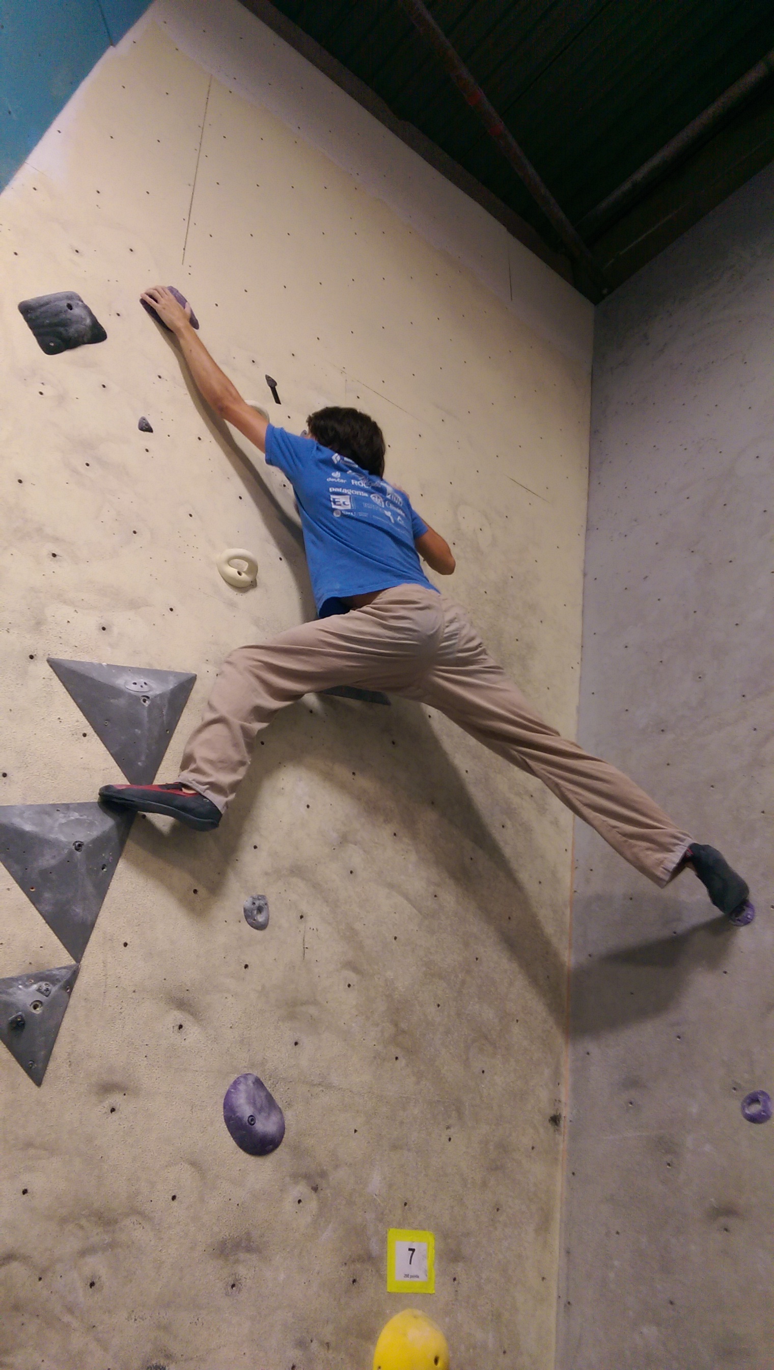 indoor_bouldering_climbing