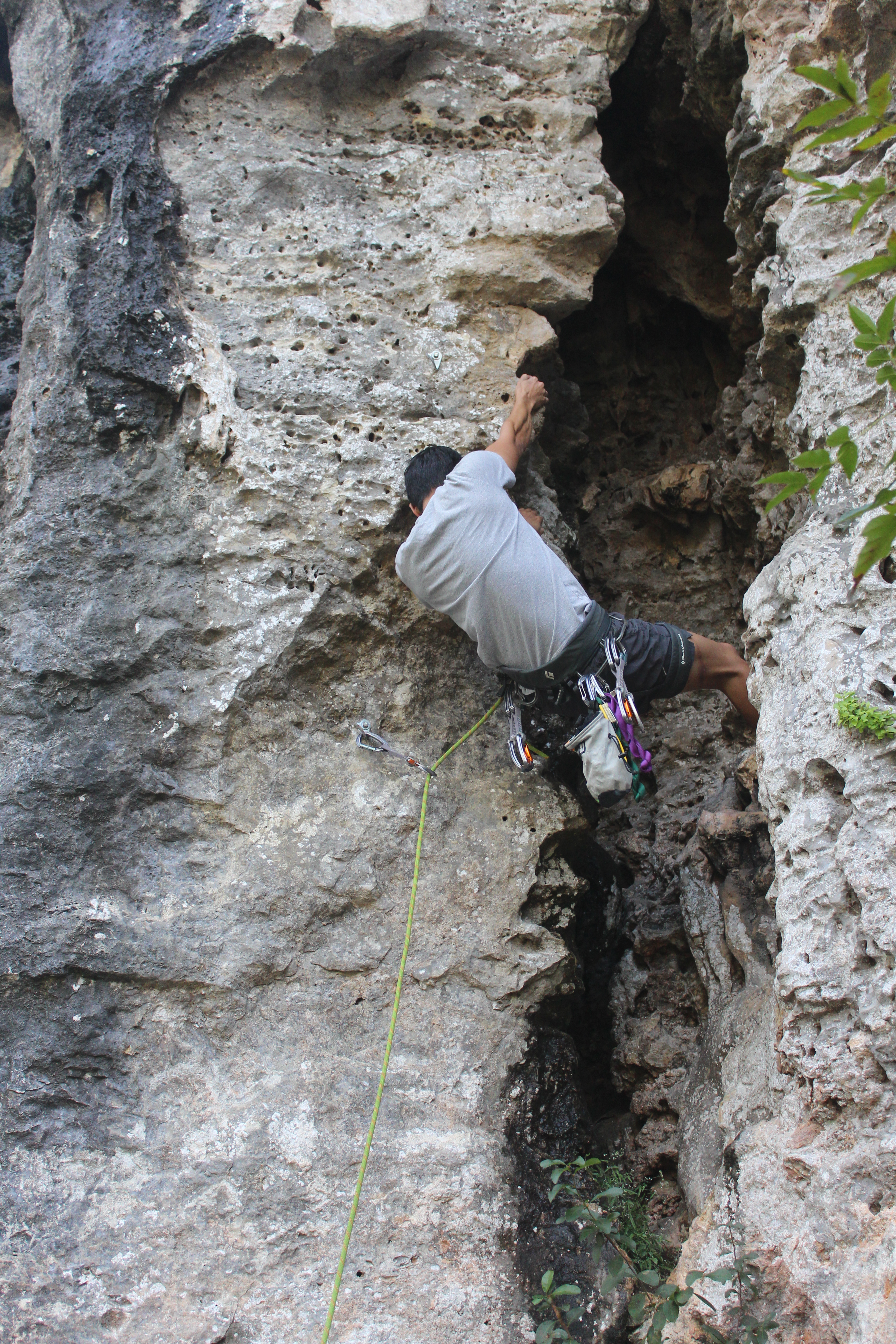outdoor_lead_climbing